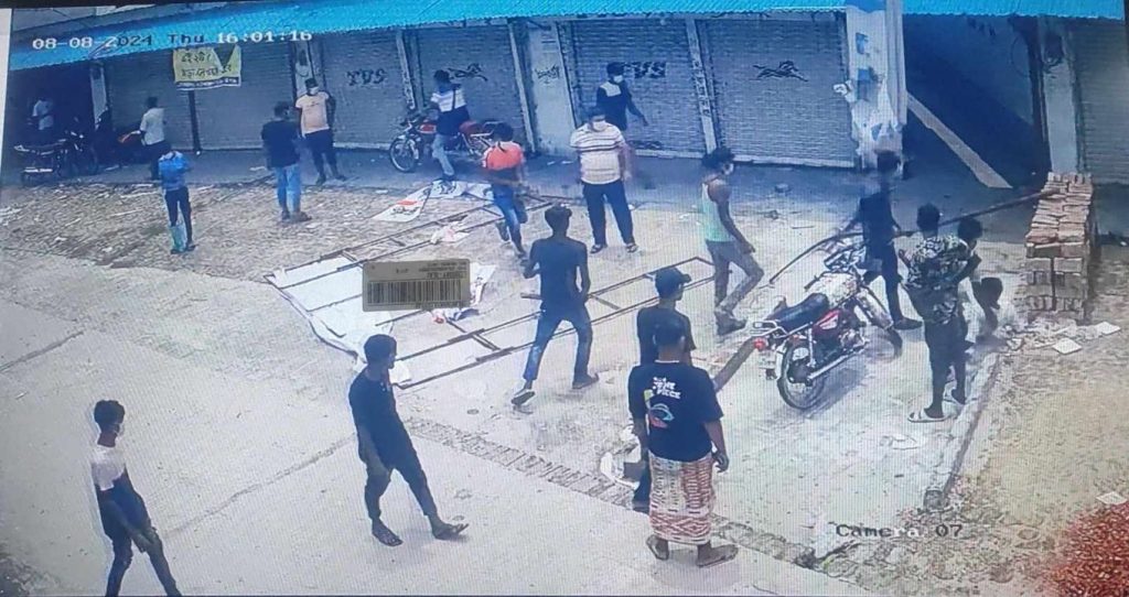 চাঁপাইনবাবগঞ্জে বো'মা ও দেশীয় অ'স্ত্র নিয়ে মোটরসাইকেল শো-রুমে হা'ম'লা-ভাংচুর