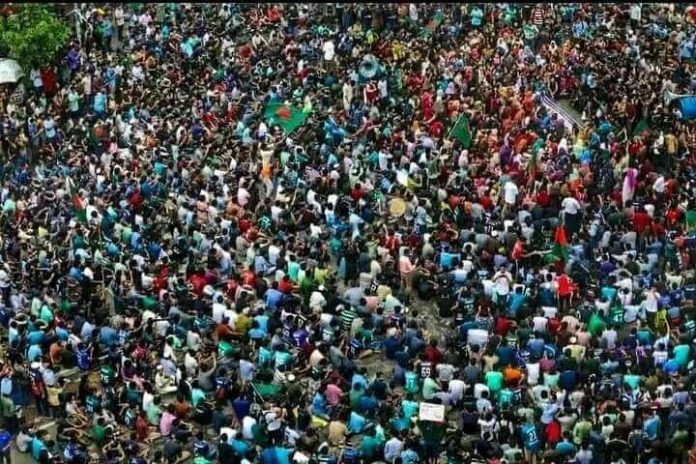 পাবনায় বৃষ্টি উপেক্ষা করেই চলছে শিক্ষার্থীদের বি'ক্ষো'ভ কর্মসূচি