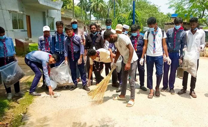 পাঁচবিবিতে পরিছন্নতায় স্কাউট ও সাধারণ শিক্ষার্থীরা