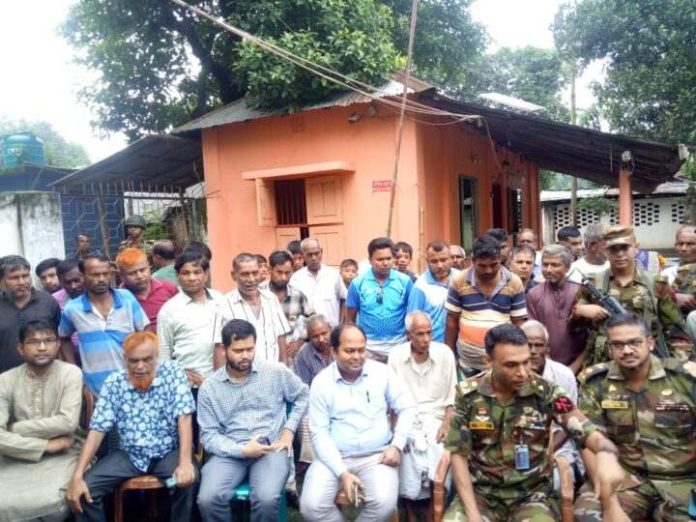 নবাবগঞ্জ সেনাবাহিনী কর্মকর্তাদের হিন্দু সম্প্রদায়ের মন্দির পরিদর্শন