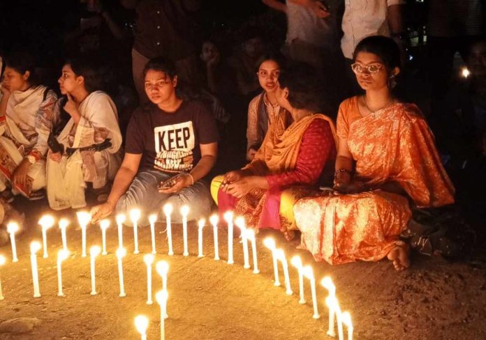 ভারতের মৌমিতার জন্য নজরুল বিশ্ববিদ্যালয় শিক্ষার্থীদের প্রতিবাদ