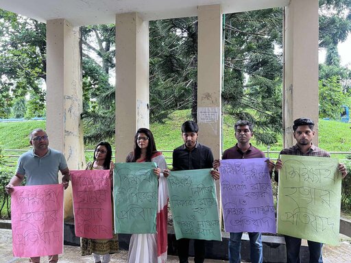 মানববন্ধনে আসতে বাধার মুখে কুবি শিক্ষকরা, শেষে দাঁড়ালো ৬ জন