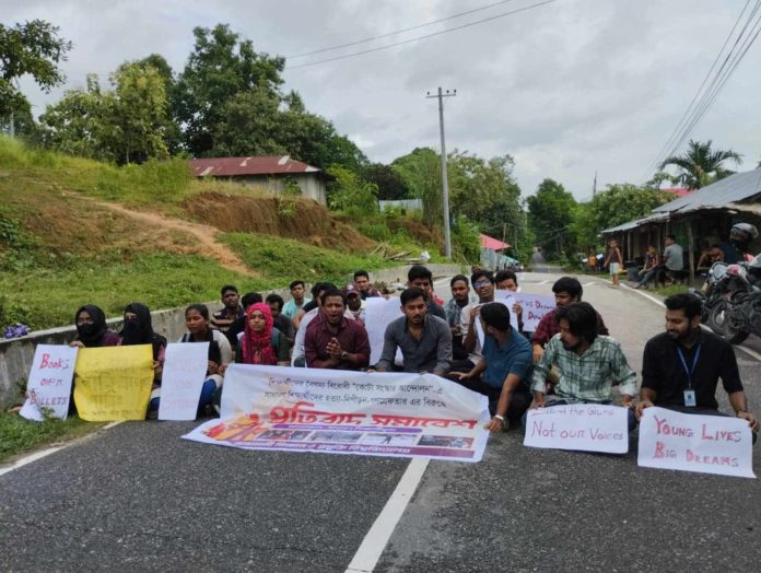 রাবিপ্রবিতে শিক্ষার্থীদের প্রতিবাদ সমাবেশ, পুলিশের ব্যাপক উপস্থিতি