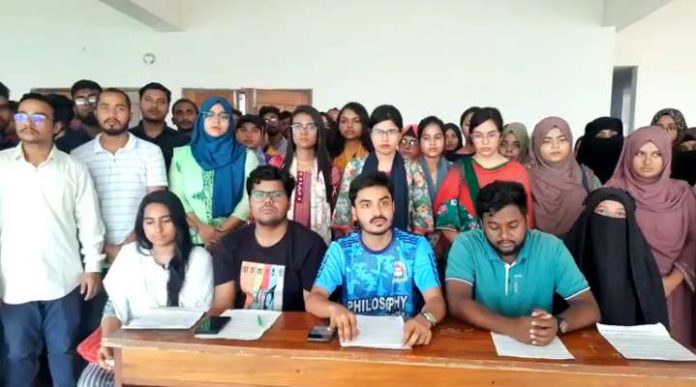 শিক্ষক হেনস্থার অভিযোগে জাককানইবি সাংবাদিক সমিতির উপর ক্ষুব্ধ শিক্ষার্থীরা