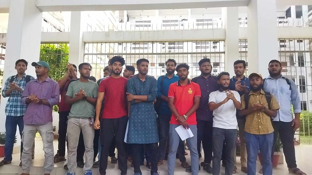 ৫ দফা দাবিতে যবিপ্রবি শিক্ষার্থীদের অবস্থান কর্মসূচি