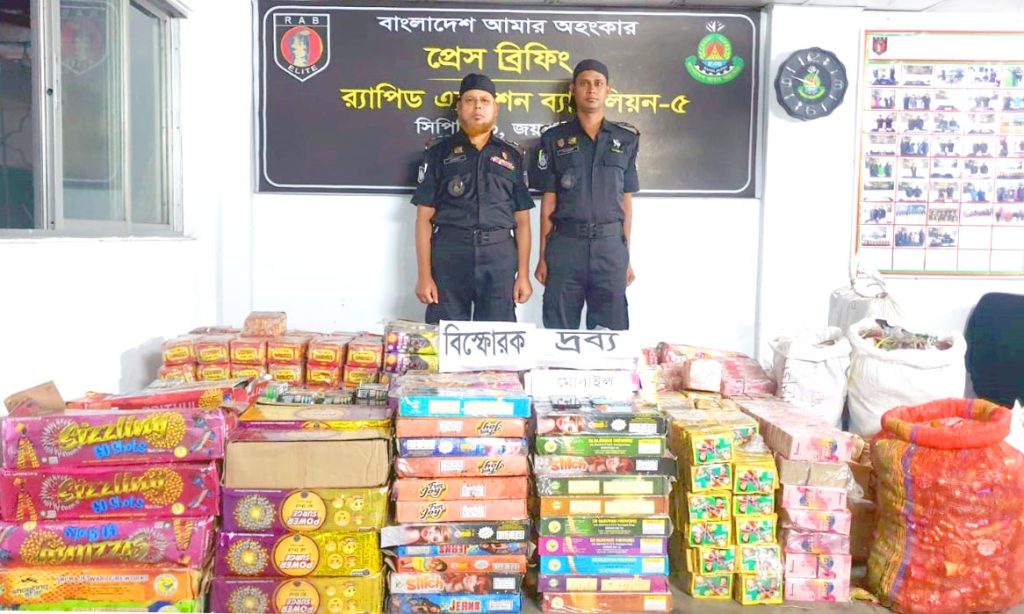 নওগাঁয় ৫৫৩ কেজি ৭০০ গ্রাম অবৈধ বিস্ফোরকসহ আটক ১