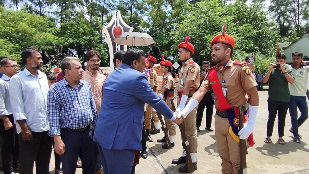 নোবিপ্রবি উপাচার্যকে গার্ড অফ অনার দিয়ে বরণ