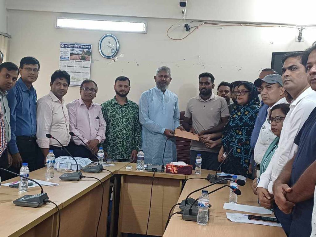 শহীদ কাইয়ুমের পরিবারের পাশে কুবি শিক্ষক সমিতি
