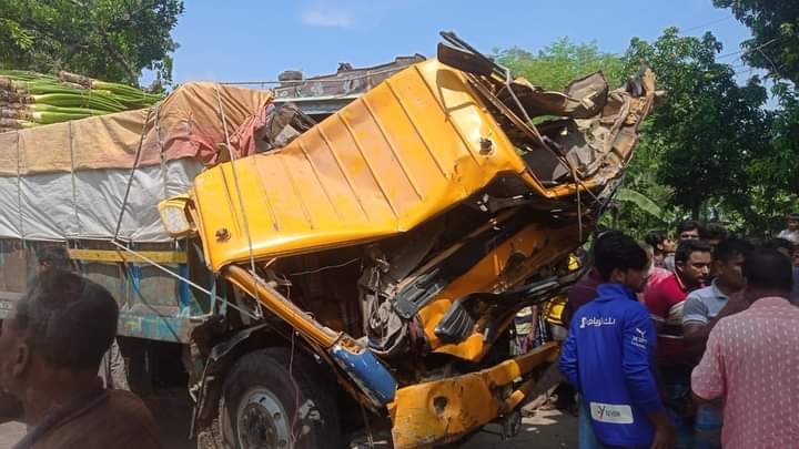 জয়পুরহাট ট্রেনের ধাক্কায় ভেঙে গেছে মালবাহী ট্রাক