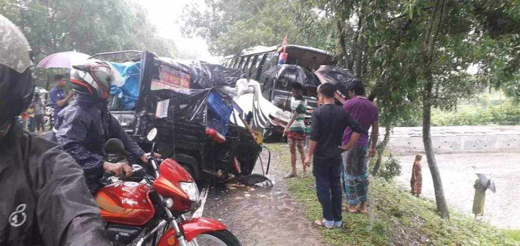 তেঁতুলিয়া উপজেলায় বাসের ধাক্কায় থ্রিহুইলার চালকের মৃ'ত্যু