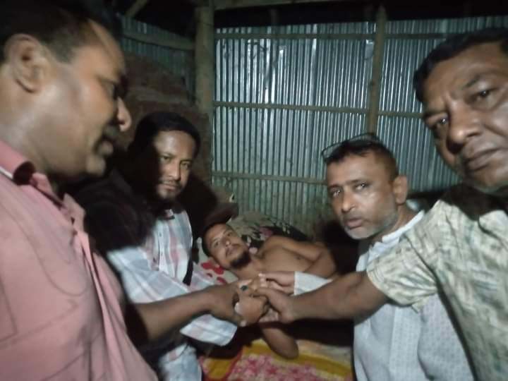 গু'লিতে আহত নীলফামারীর ফজলুর রহমানকে ইউনিয়ন বিএনপির আর্থিক সহায়তা প্রদান