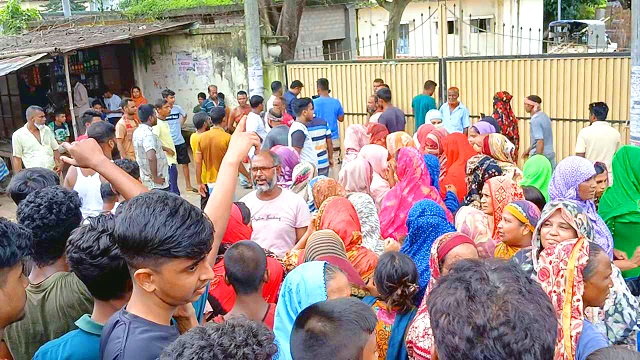 নওগাঁয় বিদ্যুৎপৃষ্টে শিক্ষার্থীর মৃ'ত্যু, বিদ্যুৎ অফিস ঘেরাও ও সড়ক অবরোধ