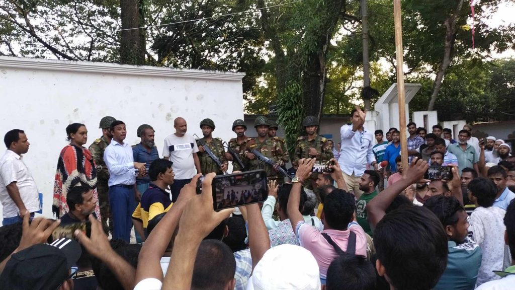 ভূঞাপুরে ইভটিজিং এর প্রতিবাদ করায় শিক্ষার্থীদের উপর পরিবহন শ্রমিকদের হামলা