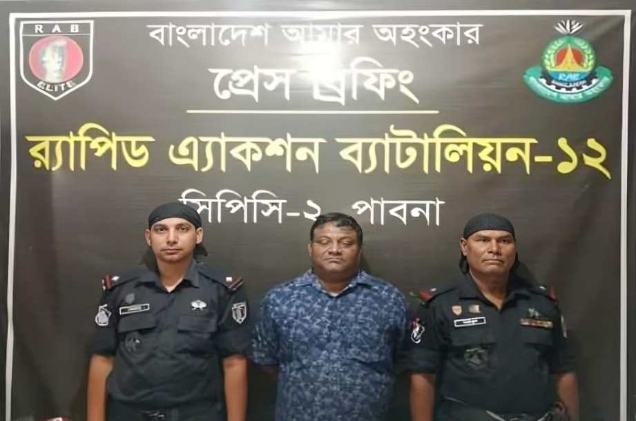 ঈশ্বরদীতে ৩৭ বোতল ফে'ন'সি'ডি'লসহ এক মাদক ব্যবসায়ী আটক