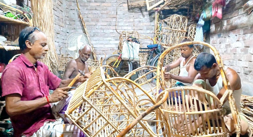 নওগাঁর ‘লাবনী বেত ঘর’: ঐতিহ্যবাহী বেত শিল্পের নান্দনিকতার ধারক