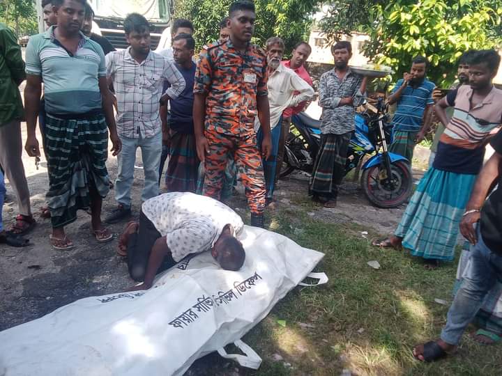 বাগেরহাটে সড়ক দুর্ঘটনায় বাবার সামনে ছেলের মৃ'ত্যু