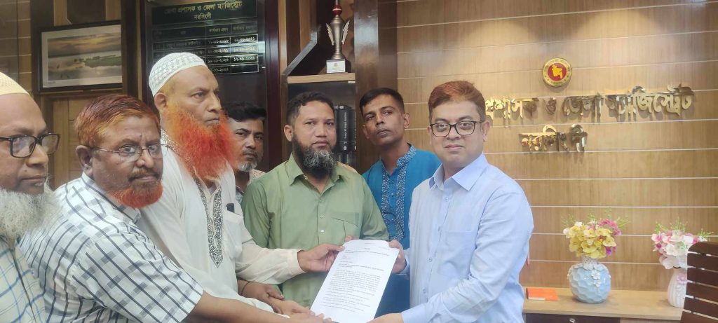 নরসিংদীতে চাকরিচ্যুত বিডিআর সদস্যদের মানববন্ধন ও স্মারকলিপি প্রদান