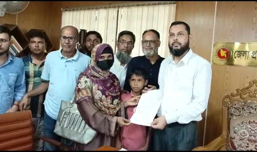 গুম হওয়া কোচিং শিক্ষক আরিফকে ফিরে পেতে জেলা প্রশাসককে স্মারকলিপি প্রদান
