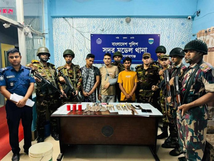 চাঁপাইনবাবগঞ্জে যৌথ বাহিনীর অভিযানে দেশীয় অ'স্ত্র ও ক'ক'টে'লসহ তিনজন আটক