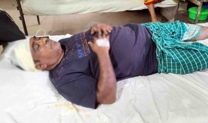 গুরুদাসপুরে কুপিয়ে জখম ও বাড়ি লুট