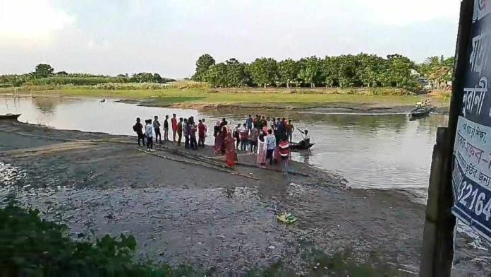 ফরিদপুরের সদরপুরে বাঁশের সাকো নির্মাণে ইউপি চেয়ারম্যানের গাফিলতি: চরম দুর্ভোগে জনসাধারণ