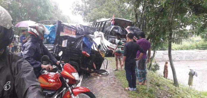 তেঁতুলিয়া উপজেলায় বাসের ধাক্কায় থ্রিহুইলার চালকের মৃ'ত্যু