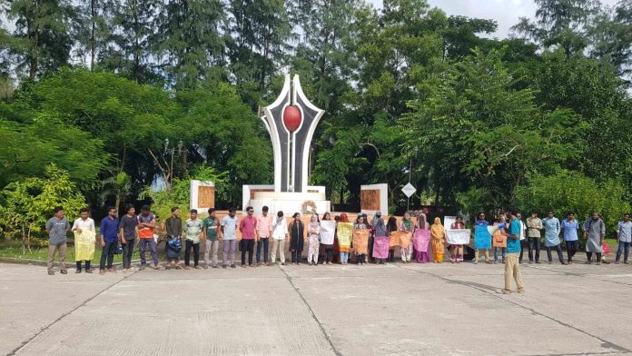 পর্দা নিয়ে হেনস্তা করায় চেয়ারম্যানের বিরুদ্ধে শিক্ষার্থীদের মানববন্ধন