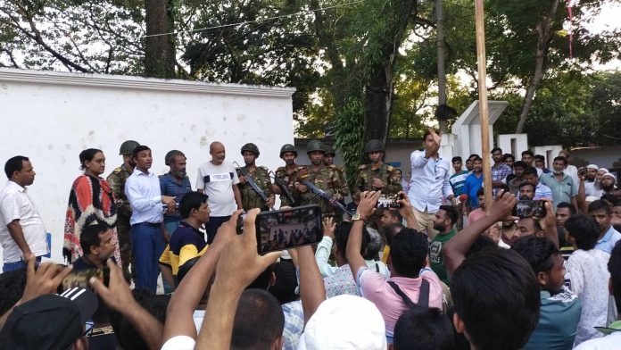 ভূঞাপুরে ইভটিজিং এর প্রতিবাদ করায় শিক্ষার্থীদের উপর পরিবহন শ্রমিকদের হামলা