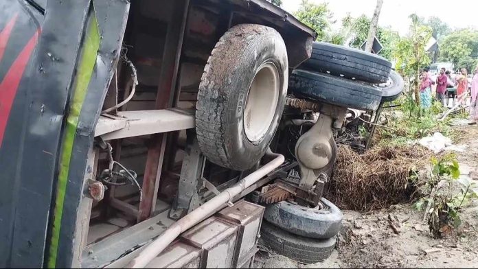 ভূঞাপুরে নিয়ন্ত্রণ হা‌রি‌য়ে যাত্রীবা‌হী বা‌স বসতঘরে, নি'হ'ত এক ব্যাবসায়ী