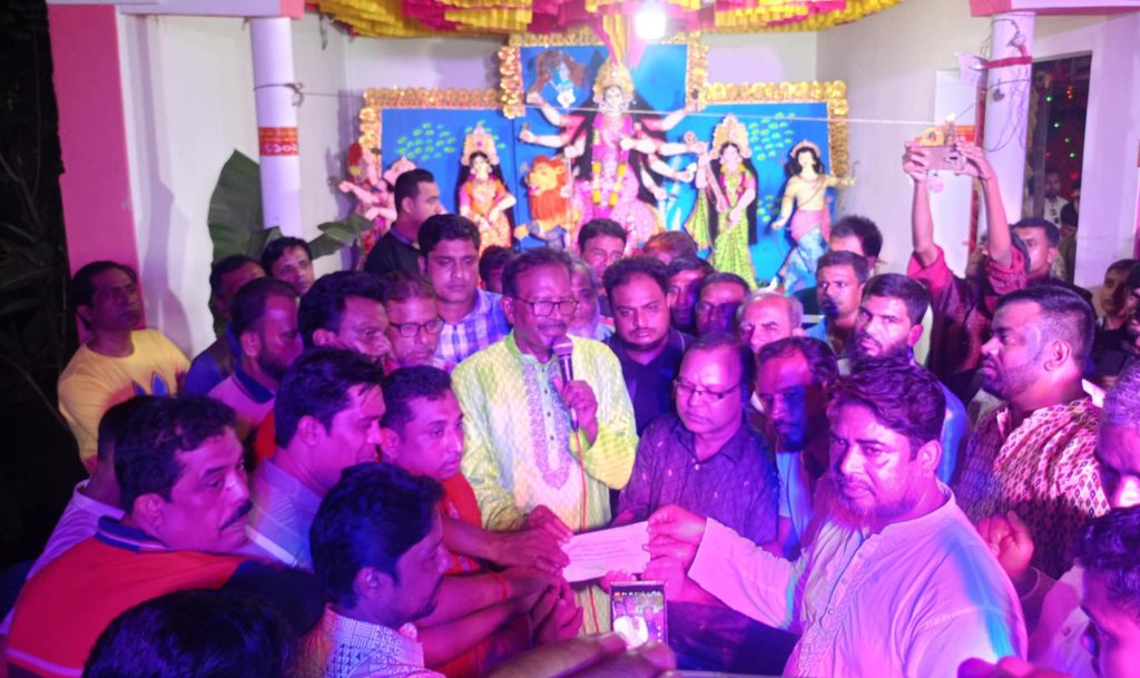 ঈশ্বরদীতে হাবিবুর রহমান হাবিবের বিভিন্ন পূজা মন্ডপ পরিদর্শন