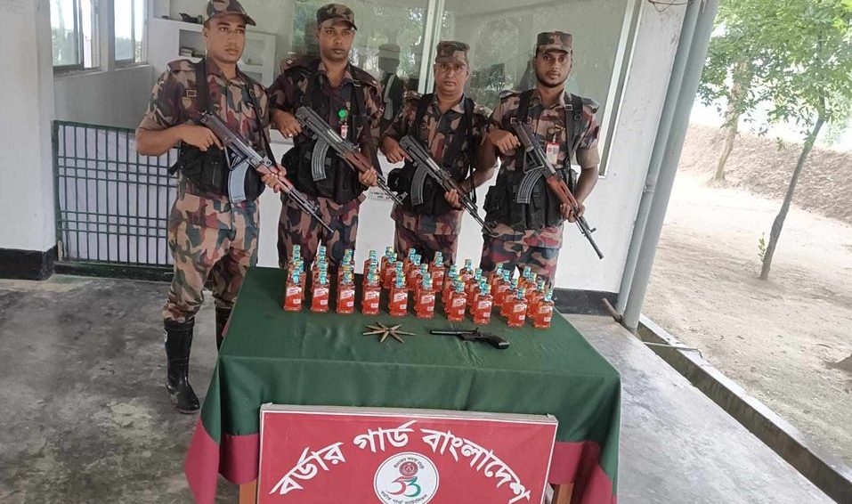 চাঁপাইনবাবগঞ্জে ফতেপুর সীমান্তে পরিত্যক্ত অবস্থায় বিদেশী আগ্নেয়াস্ত্র ও মদ উদ্ধার