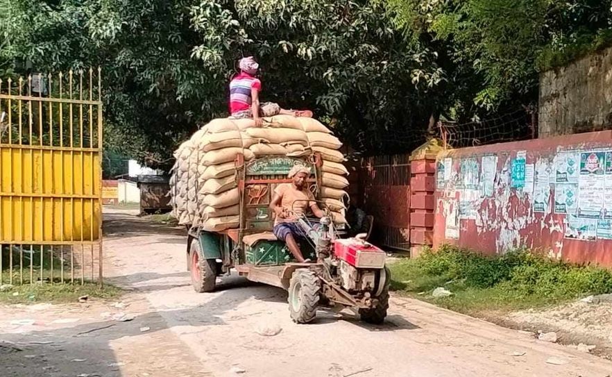 চাঁপাইনবাবগঞ্জে সরকারি চাল লুট 'ভাঙছে না সিন্ডিকেট'