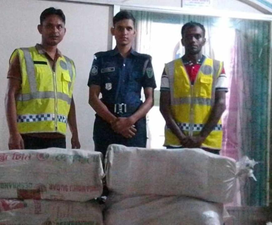 চোরাইপথে ভারতীয় শাড়িসহ সিএনজি আটক