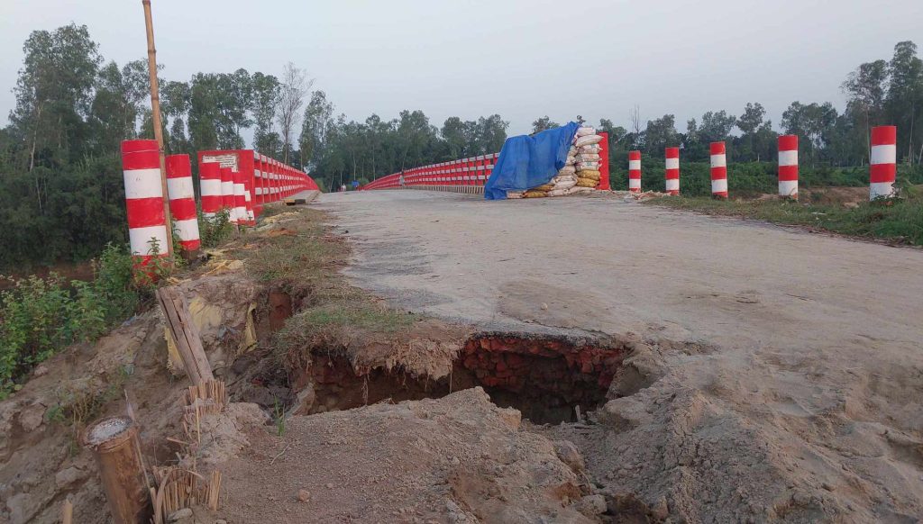 ঠাকুরগাঁওয়ে ঝুঁকি নিয়ে পার হতে হয় কোটি টাকার ব্রীজ