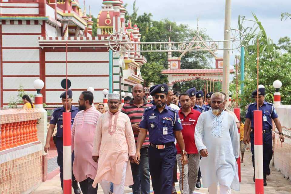 দুর্গোৎসবের প্রস্তুতি নিয়ে পুলিশ সুপারের মন্দির পরিদর্শন