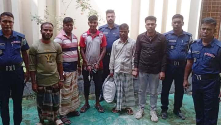 নওগাঁর মান্দায় সাজাপ্রাপ্তসহ ৫ আসামি গ্রেপ্তার