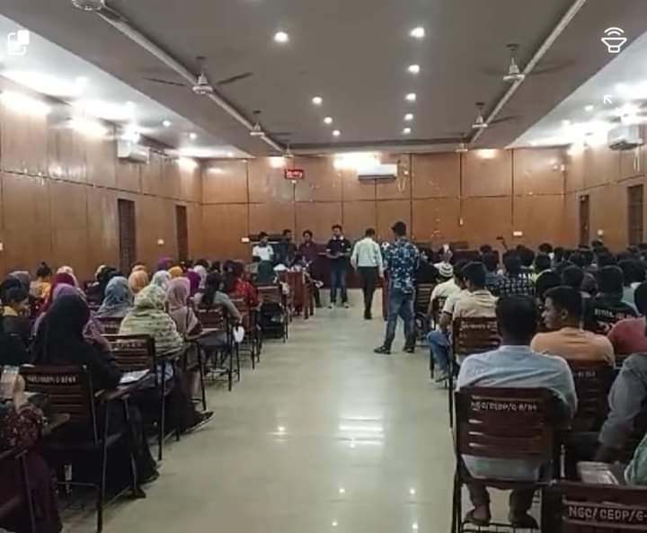 নীলফামারীতে সাম্য ও মানবিক সমাজ বিনির্মানে শিক্ষার্থীদের মাঝে ছাত্রদলের লিফলেট বিতরণ