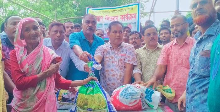 নীলফামারীর ডিমলায় বন্যায় ক্ষতিগ্রস্ত পরিবারের মাঝে ত্রাণ সামগ্রী বিতরণ জেলা বিএনপির