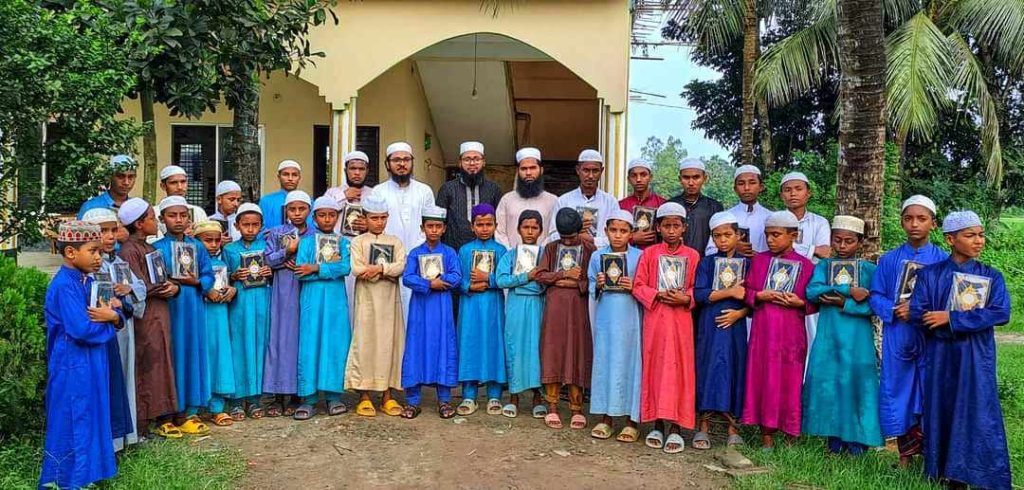বন্যার্ত অঞ্চলে পবিত্র কুরআন বিতরণ করছে নজরুল বিশ্ববিদ্যালয়ের শিক্ষার্থীরা