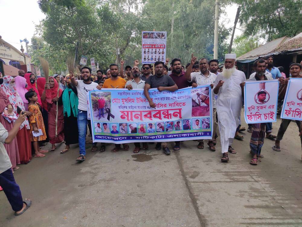 ভূঞাপুরে মুসলিমকে কুপিয়ে হ’ত্যার প্রতিবাদে সড়ক অবরোধ