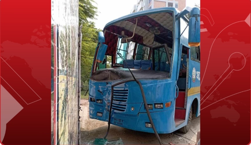 নিয়ন্ত্রণ হারিয়ে দুর্ঘটনার শিকার যবিপ্রবির বাস