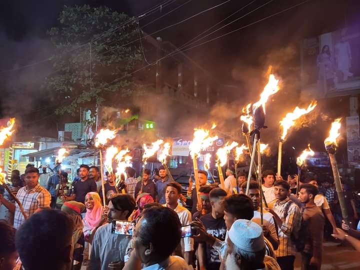 রাষ্ট্রপতির পদত্যাগের দাবিতে তাঁর নিজ জেলায় মশাল মিছিল