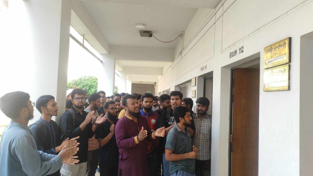 লিফট চালুর দাবিতে প্রকৌশল দপ্তর ঘেরাওলিফট চালুর দাবিতে প্রকৌশল দপ্তর ঘেরাও
