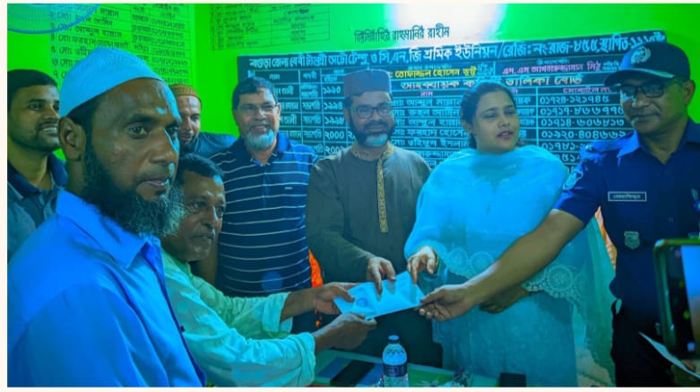 সান্তাহারে শ্রমিক সংগঠনের অনুদান প্রদান