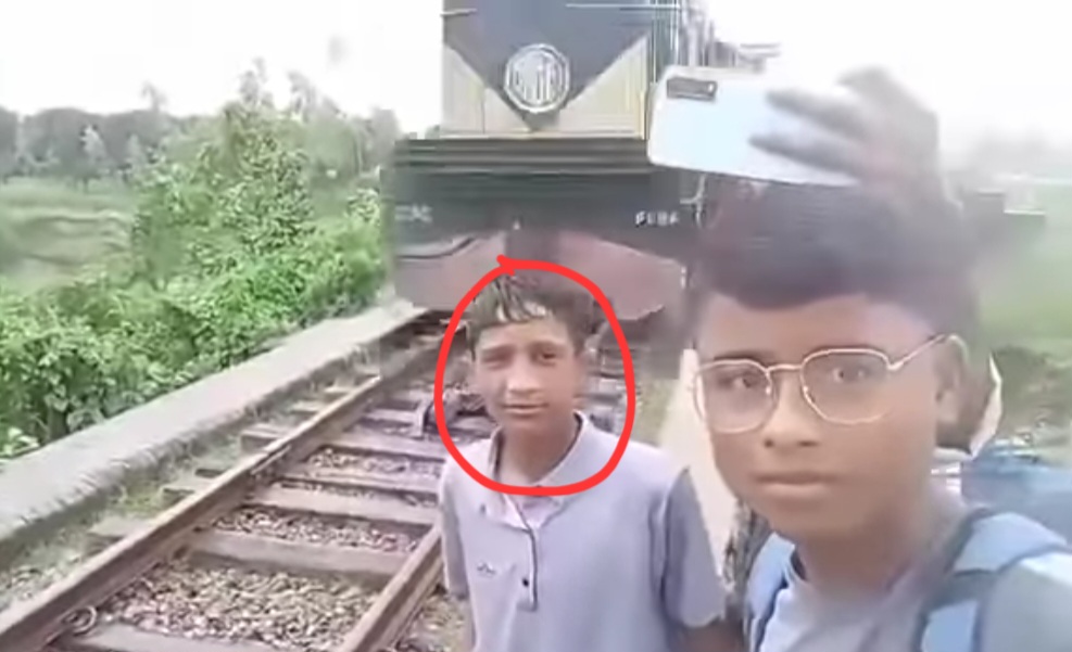 সেলফি তুলতে গিয়ে ট্রেনের ধাক্কা, অলৌকিকভাবে এখন সুস্থ সেই কিশোর