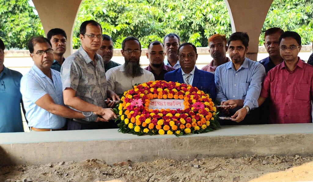 হাজী মোহাম্মদ দানেশের সমাধিতে হাবিপ্রবি উপাচার্যের পুষ্পস্তবক অর্পণ