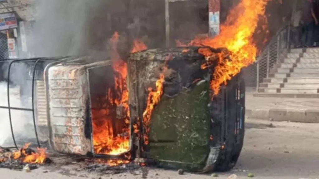 রাজধানীতে সেনাবাহিনী ও পুলিশের গাড়িতে আগুন, গুলিবিদ্ধ ২