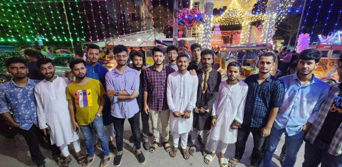 পূজামন্ডপ পাহারা দিচ্ছেন ছাত্রদল কর্মী