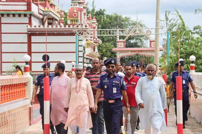 দুর্গোৎসবের প্রস্তুতি নিয়ে পুলিশ সুপারের মন্দির পরিদর্শন