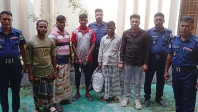 নওগাঁর মান্দায় সাজাপ্রাপ্তসহ ৫ আসামি গ্রেপ্তার